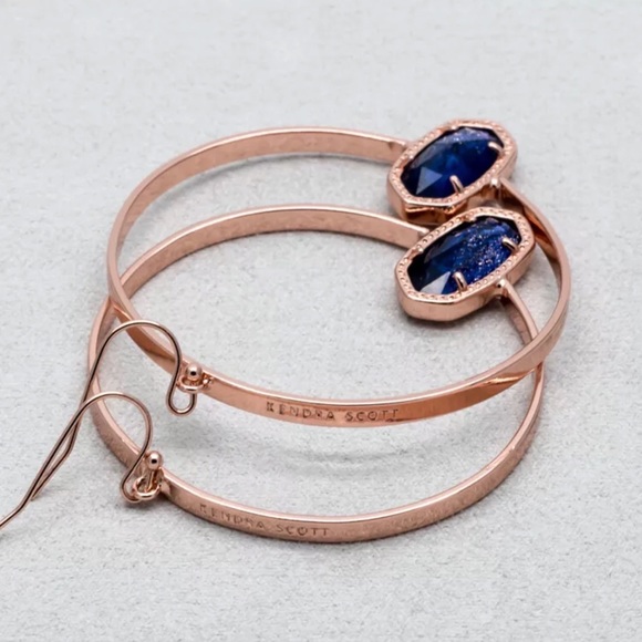 KENDRA SCOTT • Elora Hoops Earrings - Picture 5 of 6